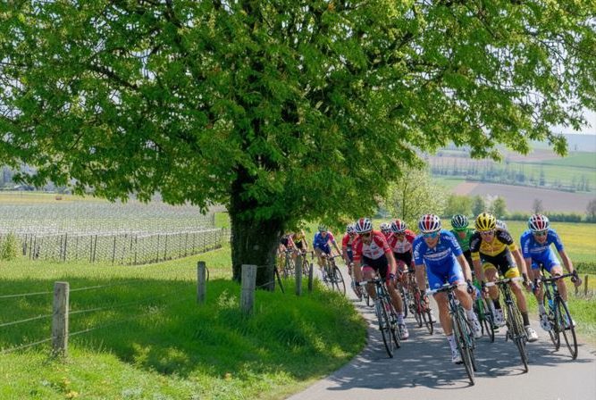 Groupe de cyclistes dans un virage.
